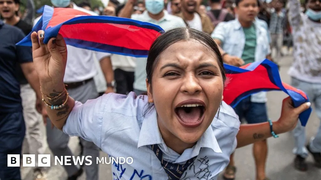 Nepal: violentas protestas hacen caer al primer ministro, mientras los manifestantes incendian el Parlamento y otros edificios públicos
