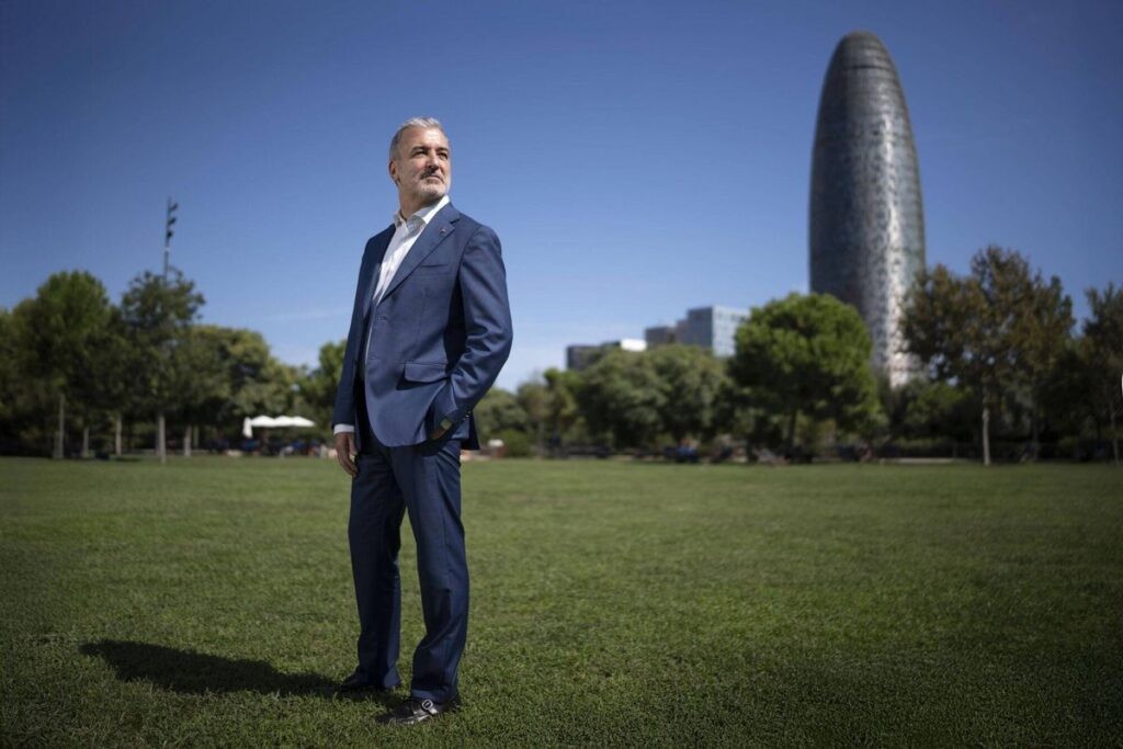 El alcalde de Barcelona, Jaume Collboni, posa en Glòries para EL PERIÓDICO
