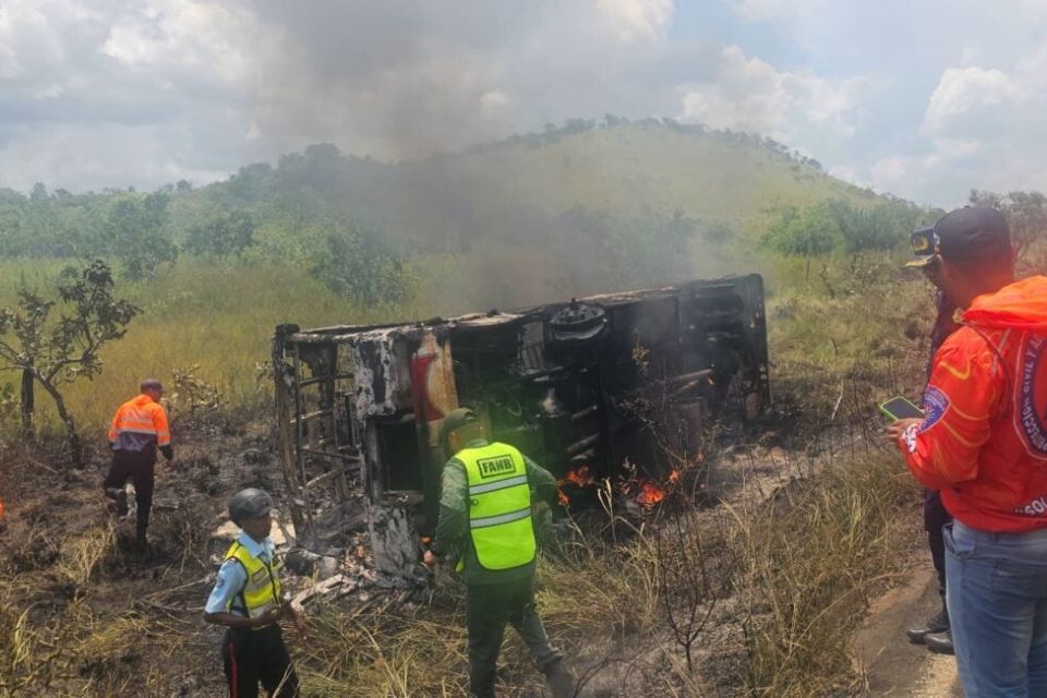 Nueve personas mueren calcinadas y al menos 20 heridas al incendiarse autobús en Bolívar