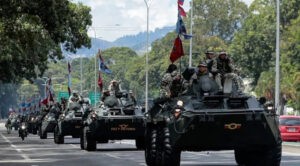 Padrino López encabeza caravana militar por las calles de Caracas