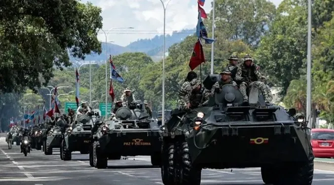 Padrino López encabeza caravana militar por las calles de Caracas