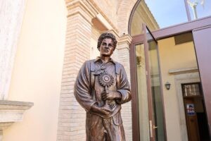 Papa León XIV canoniza al primer «santo milenial», ¿quién es Carlo Acutis?