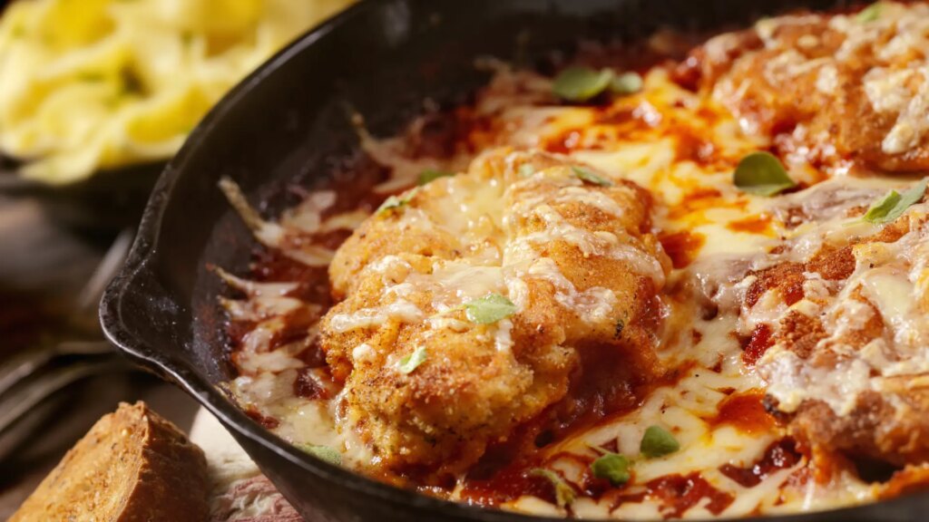 Pollo a la parmesana, una receta barata y divertida para conquistar a mayores y pequeños