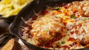 Pollo a la parmesana, una receta barata y divertida para conquistar a mayores y pequeños
