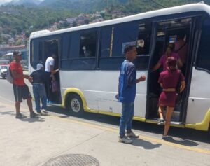Psicólogos recomiendan estrategias para mitigar la irritabilidad en los buses