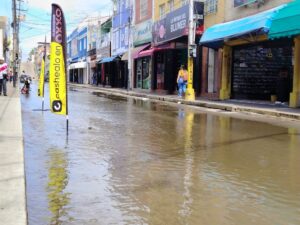 Reactivan parcialmente actividad comercial en el Paseo Orinoco tras crecida histórica