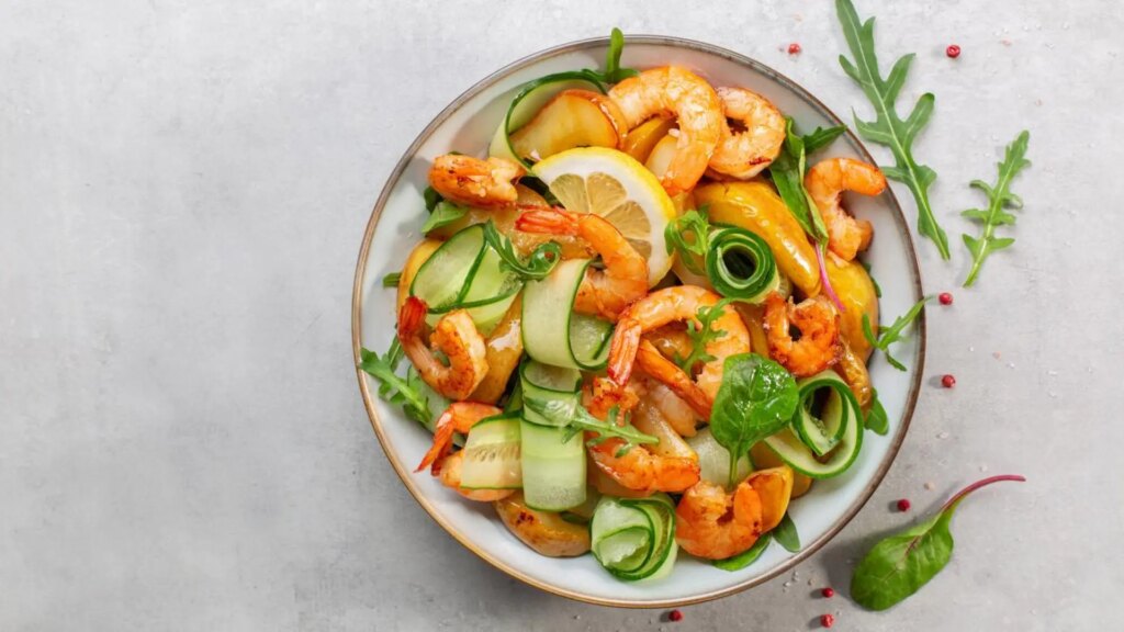 Receta de ensalada de gambas y calabacín para preparar en septiembre y despedir el verano
