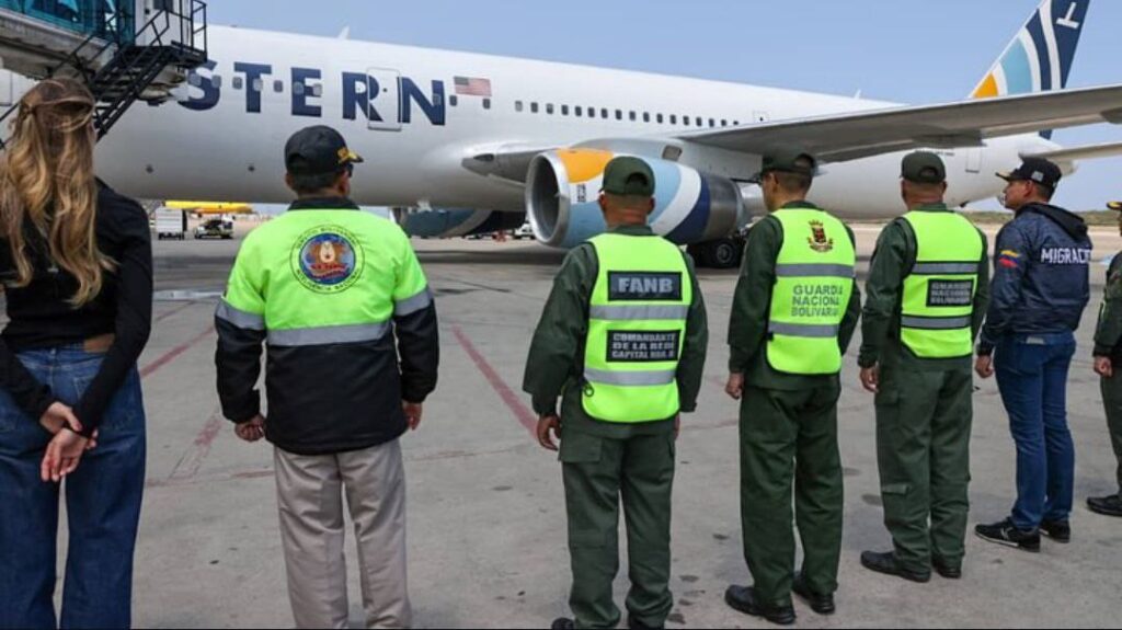 Regresan 185 connacionales en vuelo de Vuelta a la Patria