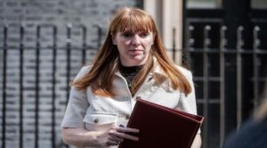 Renuncia viceprimera ministra británica tras escándalo