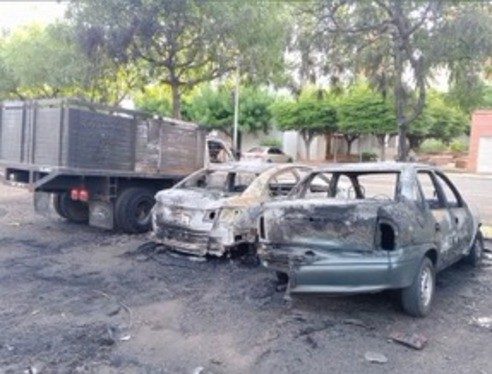 Reportan incendio de tres vehículos en Villa Delicias