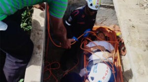 Rescatan a una mujer que cayó a una fosa del cementerio de Cabimas