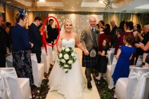 Resuelven el misterio del intruso que se coló en una boda y mantuvo desconcertados a los novios durante años