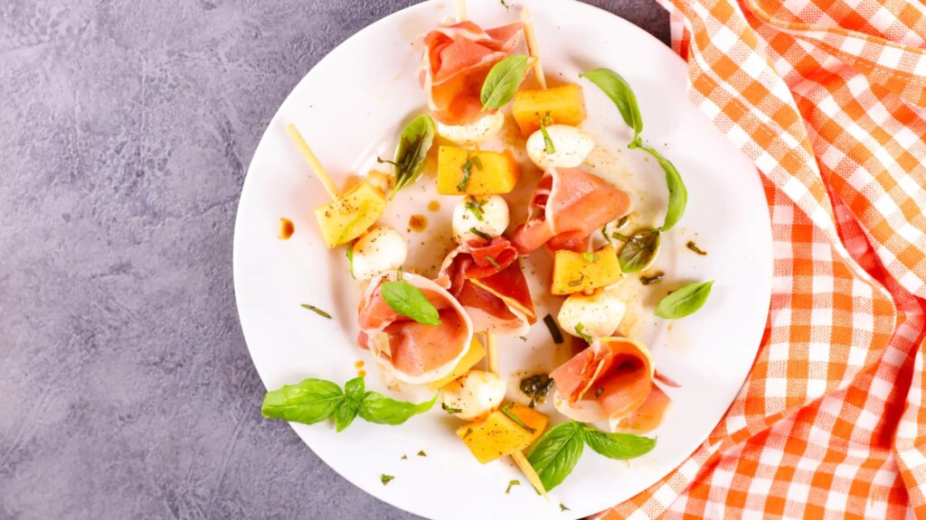 Rollitos de jamón y mango, la cena perfecta de este verano