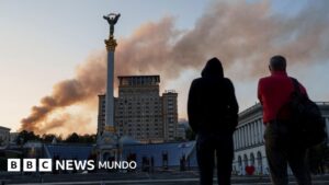 Rusia ataca por primera vez el edificio del Gabinete, la sede del gobierno de Ucrania, durante una nueva ola de bombardeos masivos