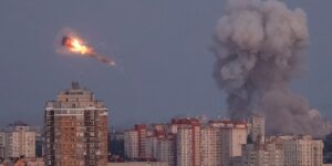 Rusia ataca por primera vez la sede del Gobierno de Ucrania en un bombardeo que deja al menos dos muertos en Kiev