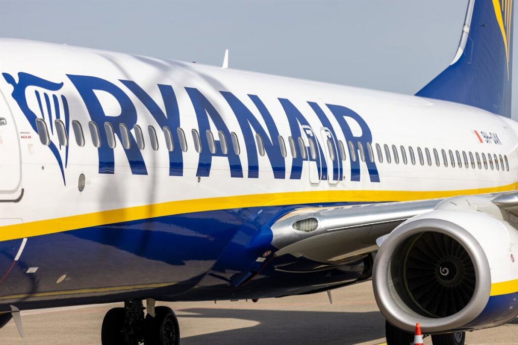 Ryanair cerrará su base de Santiago y cancelará todos los vuelos a Vigo y Tenerife Norte