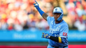 Salvador Pérez llegó a 300 jonrones y mil impulsadas con un swing
