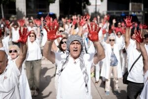 Sanitarios españoles homenajean a sus colegas en Gaza con batas blancas y manos pintadas de rojo | europapress.es