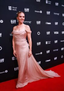 Scarlett Johansson bailla con su look en el Festival de Toronto