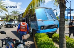 Se le fueron los frenos a un microbús y terminó estrellado en la isla frente al CC Petrucci