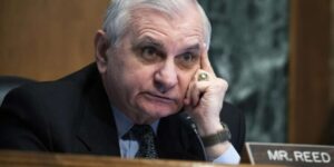 Senador advierte estar alerta por guerra contra Venezuela