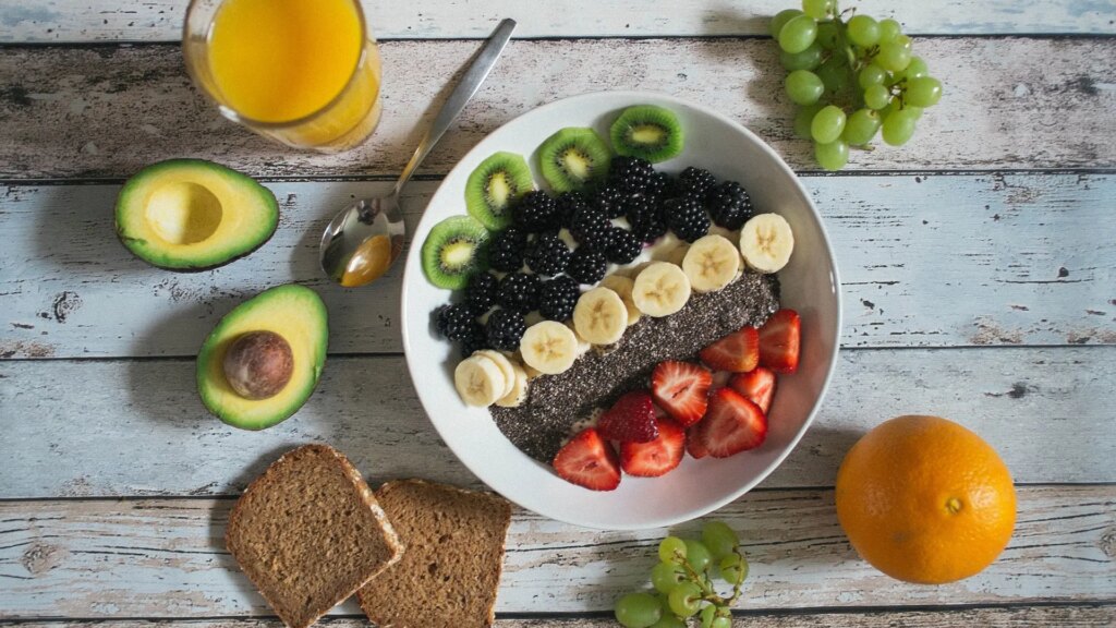 Solo necesitas estos ingredientes del supermercado para preparar un desayuno antiinflamatorio