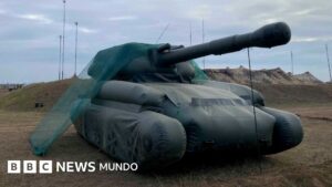 Tanques inflables y artillería empaquetada: así es la «guerra de utilería» con la que Ucrania intenta engañar a las fuerzas rusas
