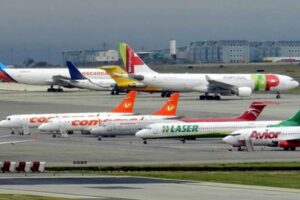 Tráfico aéreo internacional de Venezuela bajó 9% por suspensión de vuelos