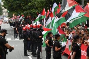 Tres detenidos, cinco identificados y cuatro ertzainas heridos en las protestas contra Israel en la Vuelta en Bilbao | europapress.es