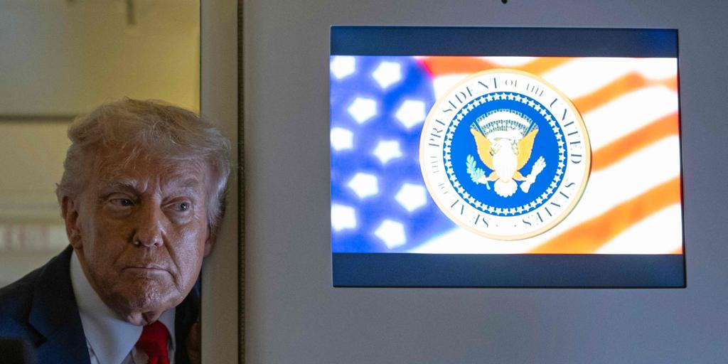 Trump amenaza ahora con quitar las licencias de las televisiones que sean críticas con él