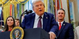 Trump anuncia un ataque contra un barco venezolano en medio de un despliegue naval sin precedentes en el Caribe