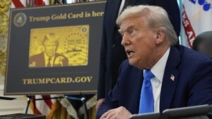Trump crea la ‘tarjeta dorada’ para facilitar la entrada a inmigrantes que inviertan al menos un millón de dólares en el país | elperiodico.com