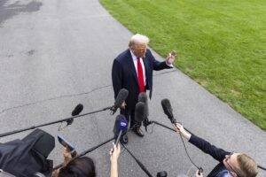 Trump le dice «cállate» a periodista australiano