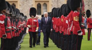 Trump viola el protocolo real con el rey Carlos III