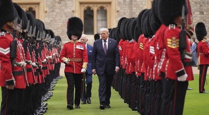 Trump viola el protocolo real con el rey Carlos III