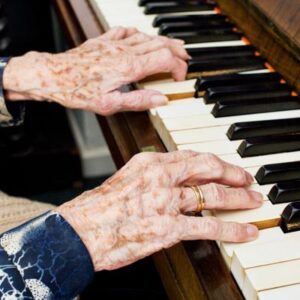 Tu cerebro se encoge después de los 40, pero la música podría protegerlo del deterioro cognitivo