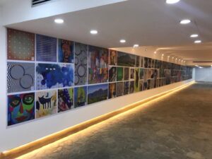Túnel peatonal es una galería que exhibe 200 obras de arte