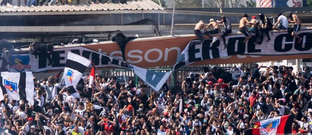 Un aficionado muere al caer del techo de un estadio en Chile - AlbertoNews