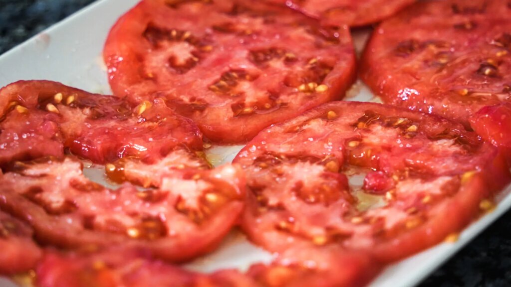 Un cocinero revela lo que debes hacer siempre con el tomate para conseguir el mejor resultado en las ensaladas