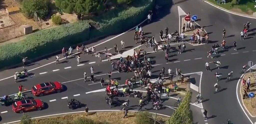 Un grupo de manifestantes intenta cortar la Vuelta a unos 18 kilómetros de meta y los corredores tienen que esquivarlos