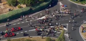 Un grupo de manifestantes intenta cortar la Vuelta a unos 18 kilómetros de meta y los corredores tienen que esquivarlos | europapress.es