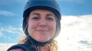 Una deportista quiso tomarse una selfie a 90 metros de altura, resbaló y murió tras caer frente a su hijo