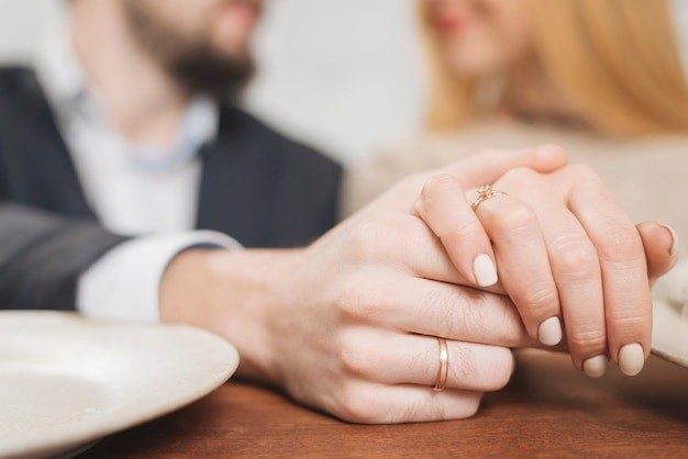 Una joven anunció su boda y le hizo un insólito pedido a su prima (VIDEO)