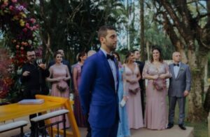 Una novia tardaba mucho en llegar al altar y el sacerdote comenzó la boda solo con el novio