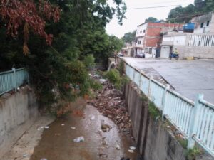 Urge limpieza de quebrada La Roraima