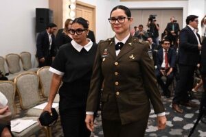 VUELTA AL COLE BUKELE | Bukele impone en las escuelas de El Salvador la disciplina militar: obligatorio decir buenos días, buenas tardes y gracias | elperiodico.com