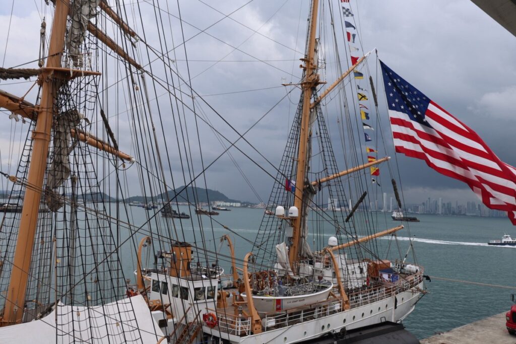 Velero de la Guardia Costera de EEUU cruza el Canal de Panamá tras gira por el Pacífico - AlbertoNews