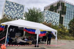 Venezolanos en La Haya levantaron huelga de hambre, tras reunión con la CPI