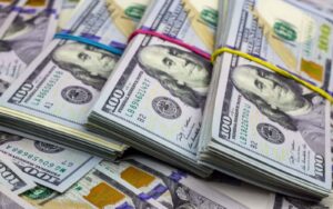 Venezuela enfrenta caída del 47% de las remesas, mientras crece el envío de dinero al exterior