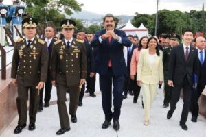 «Venezuela está de pie» ante embestida de EEUU